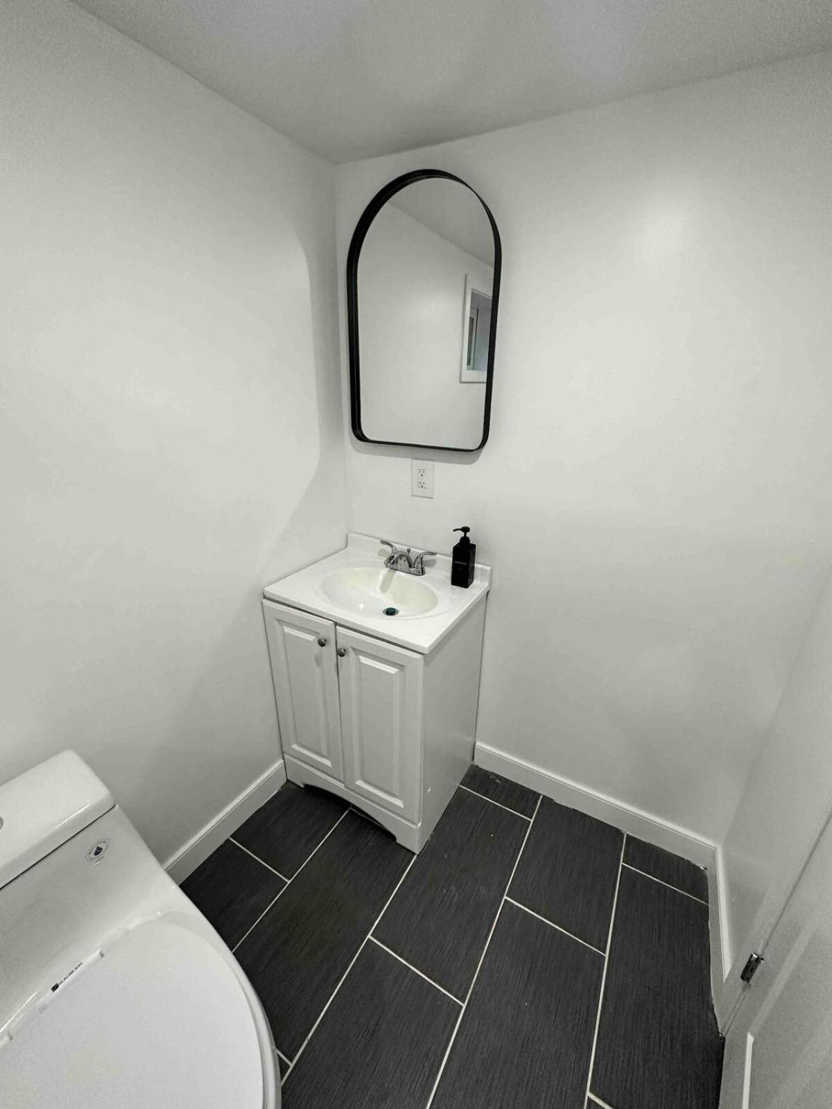 Lovely Basement 1-Bedroom With Free Parking Вашингтон Екстериор снимка